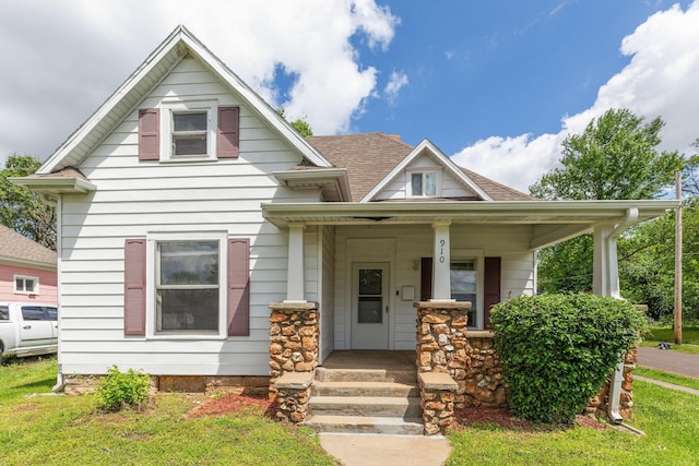901 W Poplar St, Springfield, MO 65802 - bungalow-style home with a porch and a shingled roof