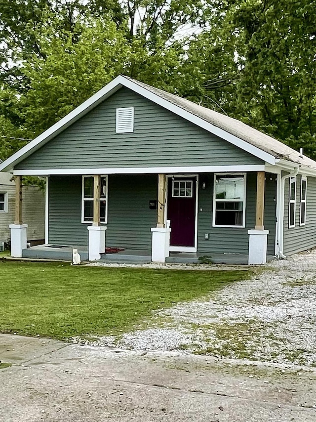 view of front facade featuring a porch and a front lawn