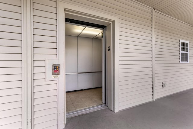 property entrance with elevator
