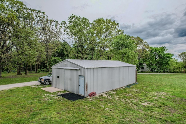 view of outdoor structure with an outbuilding