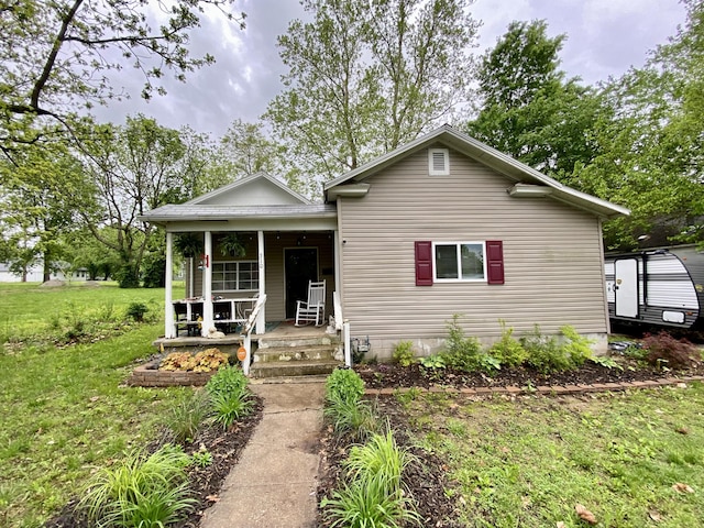 310 W Delta St, Aurora, MO 65605 - view of front facade featuring covered porch and a front yard