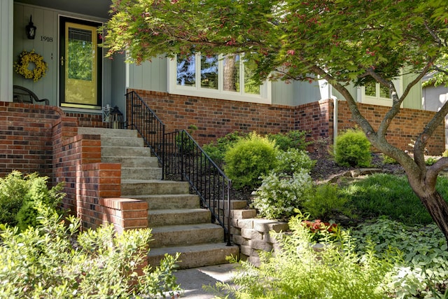 1918 E Buena Vista St, Springfield, MO 65804 - entrance to property with brick siding