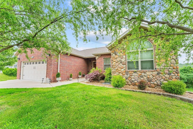 122 Thunder Ridge Ct, Branson, MO 65616 - single story home with a garage, a front lawn, concrete driveway, and brick siding