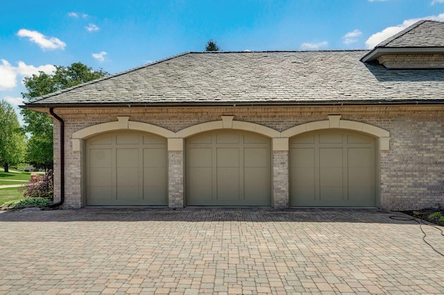 5245 S Stonehaven Dr, Springfield, MO 65809 - garage with driveway