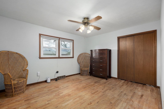 bedroom featuring light wood-style floors, baseboards, a ceiling fan, and a closet