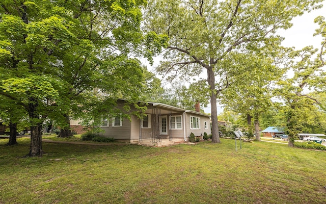 view of green lawn