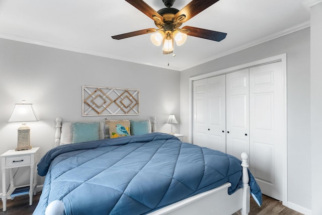112 Overlook Dr Unit 5, Branson, MO 65616 - bedroom with wood finished floors, a closet, crown molding, baseboards, and ceiling fan
