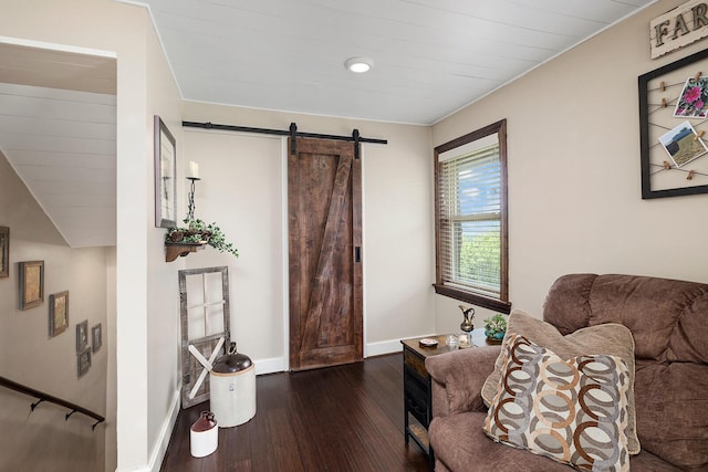 living area featuring a barn door, wood-type flooring, baseboards, and recessed lighting