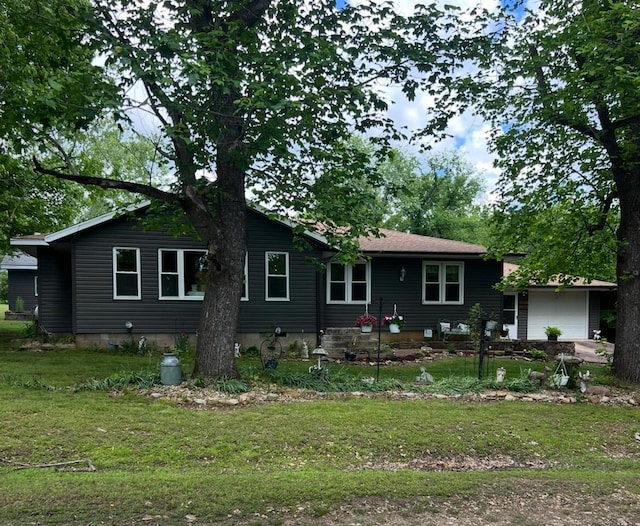 view of front facade with a front lawn and an attached garage
