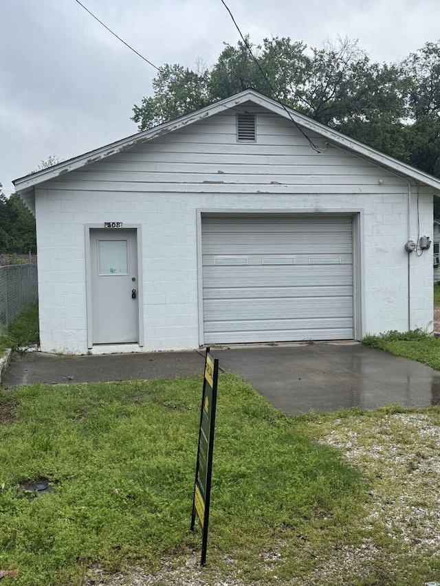 908 N Lincoln, Neosho, MO 64850 - garage featuring asphalt driveway