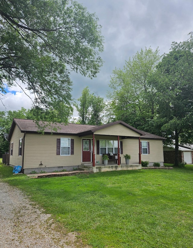 313 Washington St, Mountain View, MO 65548 - ranch-style home featuring a front yard, a porch, and driveway