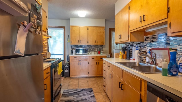 920 Oak St, Thayer, MO 65791 - kitchen with stainless steel appliances, a sink, tasteful backsplash, light countertops, and a textured ceiling