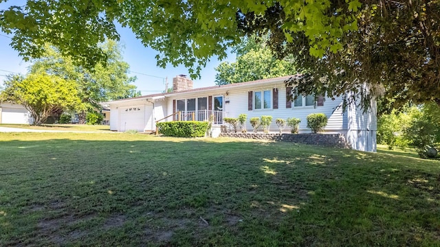 920 Oak St, Thayer, MO 65791 - single story home featuring a chimney, a garage, and a front lawn
