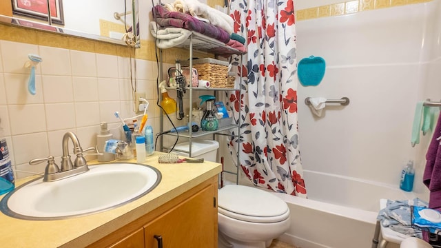 920 Oak St, Thayer, MO 65791 - full bathroom featuring toilet, shower / bathtub combination with curtain, vanity, backsplash, and tile walls