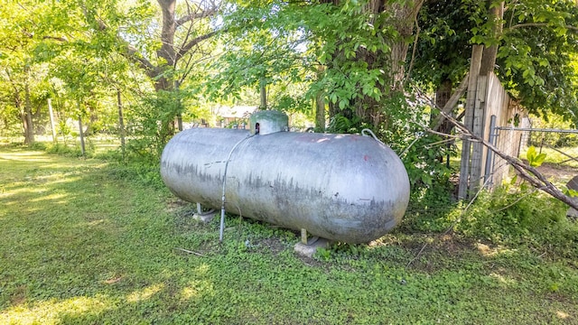 920 Oak St, Thayer, MO 65791 - exterior view of heating fuel tank and fence