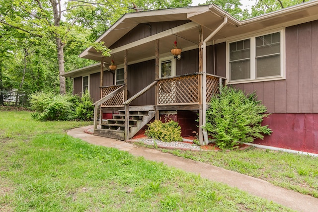 713 Taneycomo Rd, Branson, MO 65616 - property entrance featuring a lawn