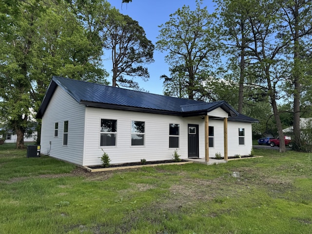 834 Morris St, Mountain Grove, MO 65711 - modern farmhouse featuring a front lawn, cooling unit, and metal roof