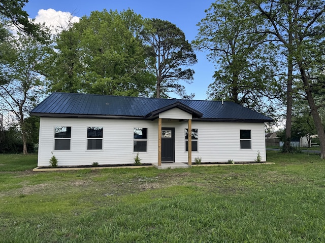 834 Morris St, Mountain Grove, MO 65711 - view of front facade featuring metal roof and a front lawn