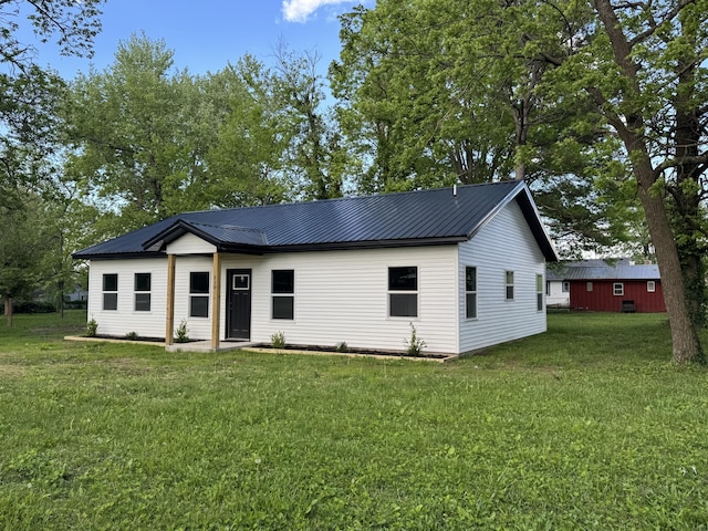 834 Morris St, Mountain Grove, MO 65711 - view of front facade with a front yard and metal roof