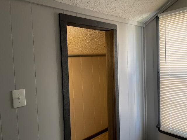 1627 W Lindberg St, Springfield, MO 65807 - detailed view of a textured ceiling and a decorative wall