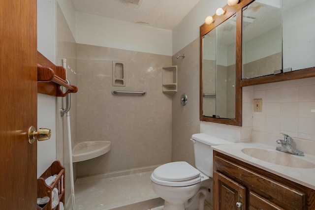 full bathroom featuring a shower, toilet, tasteful backsplash, vanity, and a textured ceiling