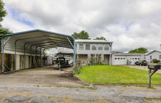 view of front of property featuring a front lawn, a carport, and driveway
