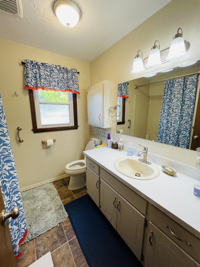 full bath featuring toilet, vanity, a textured ceiling, baseboards, and a shower with curtain