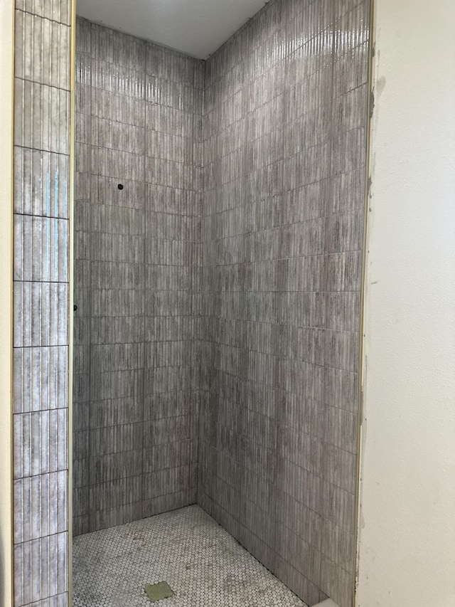 full bath with tiled shower