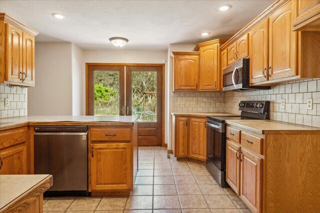 580 Cedar Hill Ln, Marshfield, MO 65706 - kitchen with appliances with stainless steel finishes, light countertops, tasteful backsplash, a peninsula, and recessed lighting