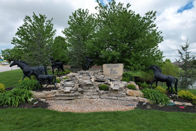 community sign with a lawn