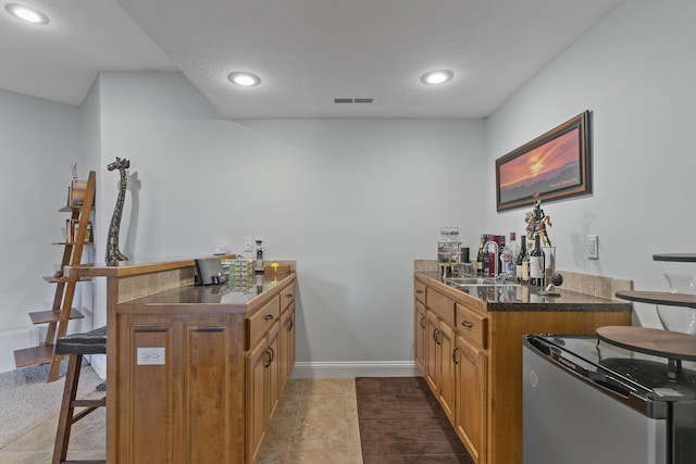 5998 S Parkhaven Ln, Springfield, MO 65810 - bar with a sink, baseboards, recessed lighting, refrigerator, and a textured ceiling