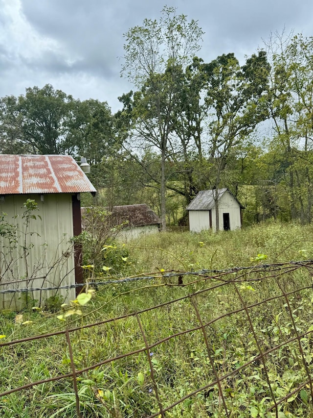 view of yard featuring a storage shed and an outdoor structure