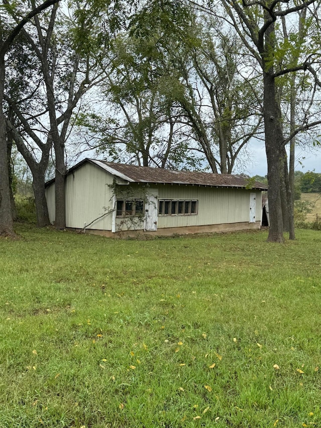 rear view of house featuring a lawn