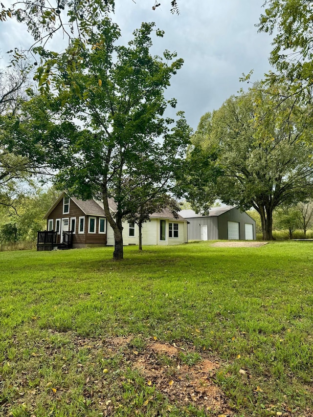 view of grassy yard featuring a garage