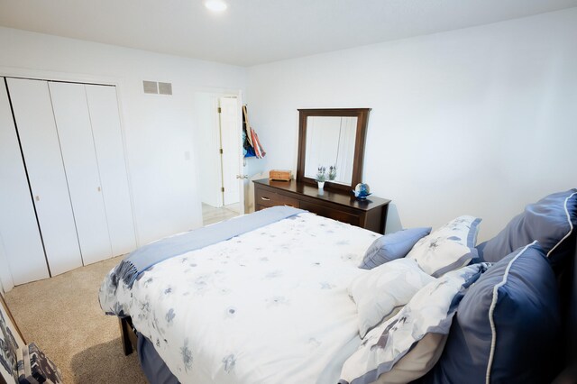 21246 County Road 295, Hermitage, MO 65668 - bedroom featuring light carpet, a closet, and recessed lighting