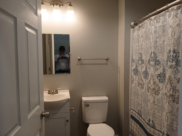 639 W Webster St, Springfield, MO 65802 - full bath with vanity, toilet, and a shower with curtain