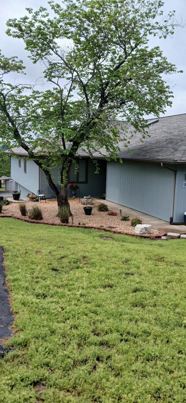 95 Starboard Dr, Kimberling City, MO 65686 - view of front of property with a front lawn and a shingled roof