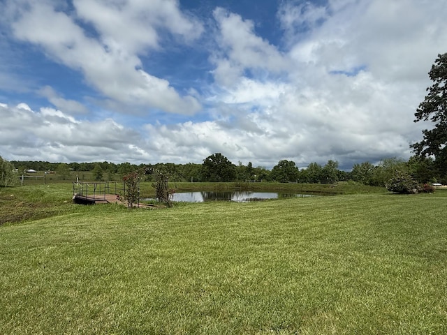 view of grassy yard featuring a water view