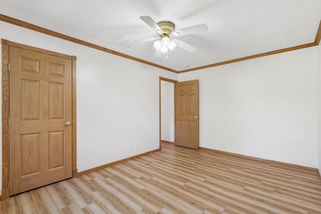 empty room with light wood-type flooring, baseboards, ornamental molding, and ceiling fan