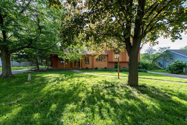 view of front of property featuring a front lawn