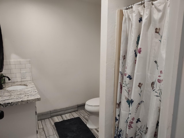 4181 S 105th Rd, Bolivar, MO 65613 - full bathroom featuring tasteful backsplash, toilet, vanity, baseboards, and curtained shower