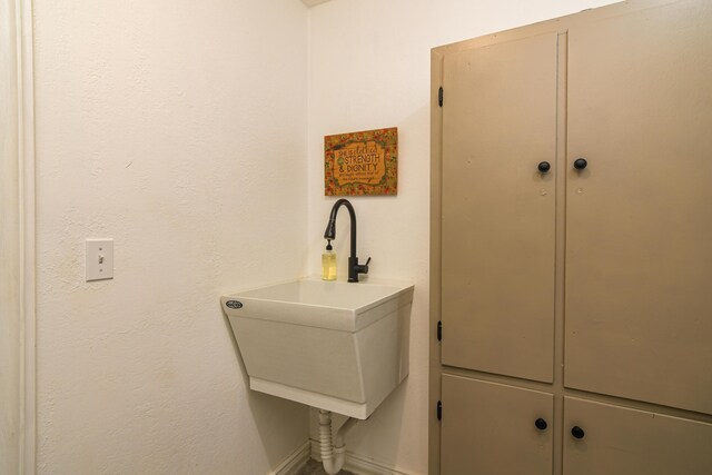 4216 Skyline Rd, Seymour, MO 65746 - clothes washing area featuring baseboards and a sink