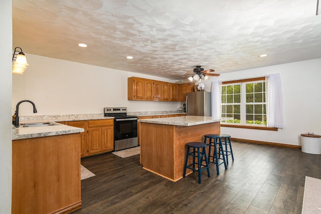 4216 Skyline Rd, Seymour, MO 65746 - kitchen featuring appliances with stainless steel finishes, a sink, a kitchen island, a kitchen bar, and a ceiling fan