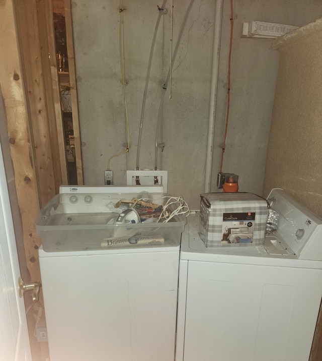 2016 Timberlake Rd, Branson, MO 65616 - clothes washing area with washing machine and clothes dryer