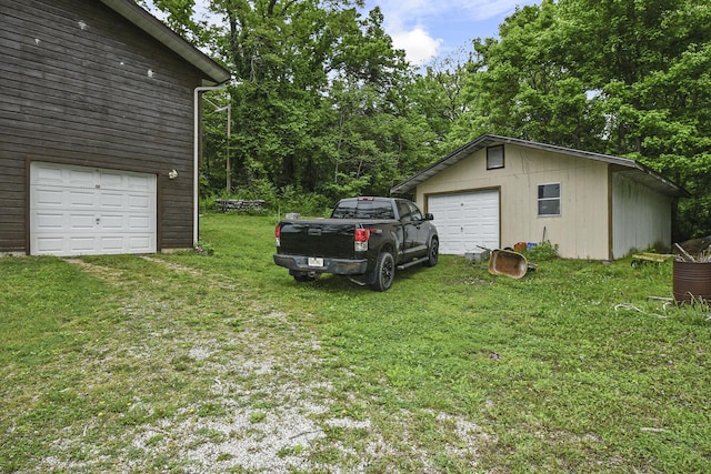 view of green lawn with driveway