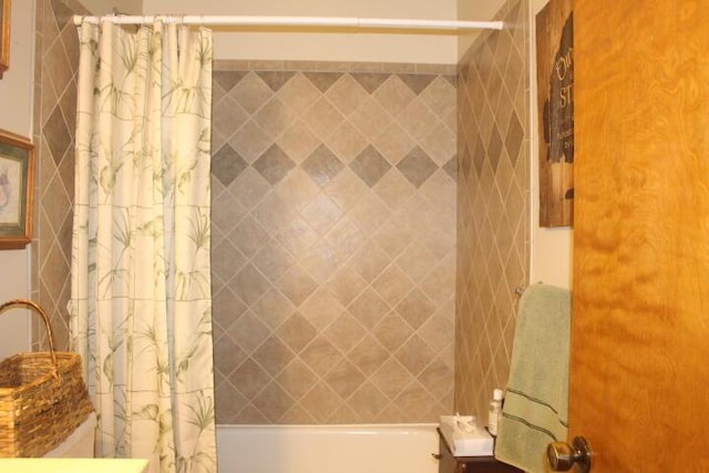 23197 Oakwood Cir, Hermitage, MO 65668 - bathroom featuring shower / bath combo