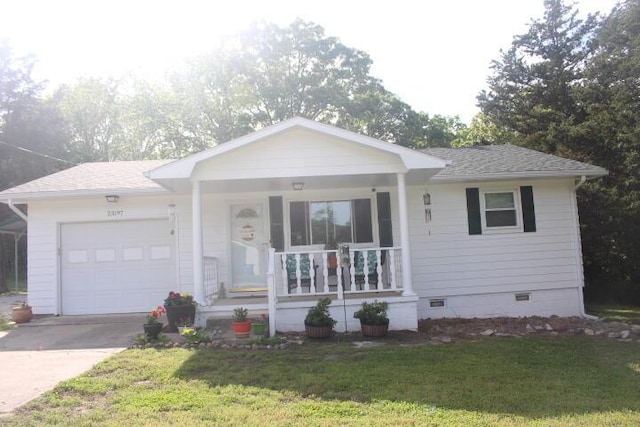 23197 Oakwood Cir, Hermitage, MO 65668 - single story home featuring covered porch, a garage, crawl space, driveway, and a front lawn