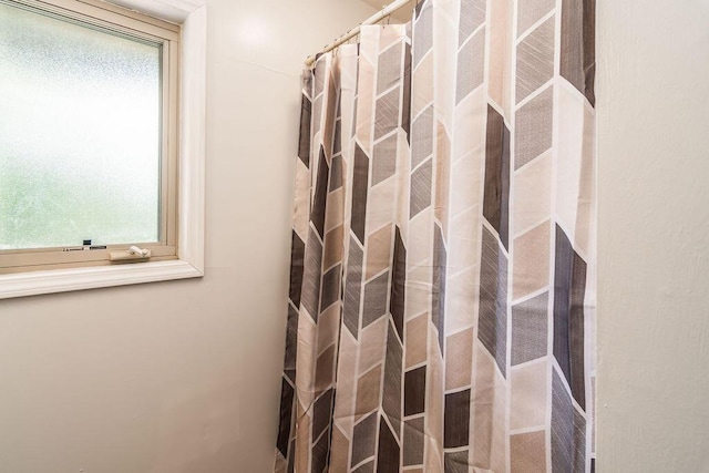 full bathroom featuring a shower with shower curtain
