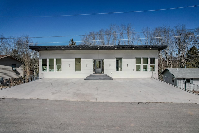 139 Cherokee Dr, Kimberling City, MO 65686 - view of front facade featuring fence