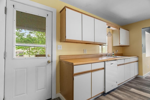 kitchen featuring a sink, dishwasher, light countertops, white cabinets, and wood finished floors